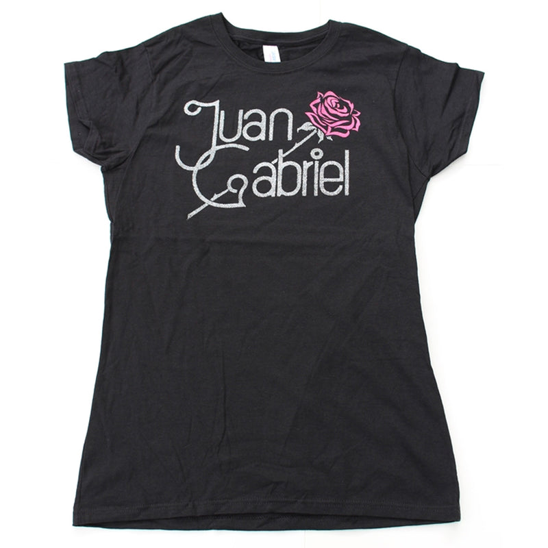 Fotografía de catálogo de la playera negra oficial de Juan Gabriel, mostrando el diseño gráfico impreso de su nombre acompañado por una rosa rosa.