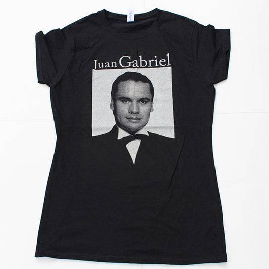 Fotografía de catálogo de la playera negra oficial de Juan Gabriel, mostrando el estampado central en blanco y negro del artista usando un smoking.