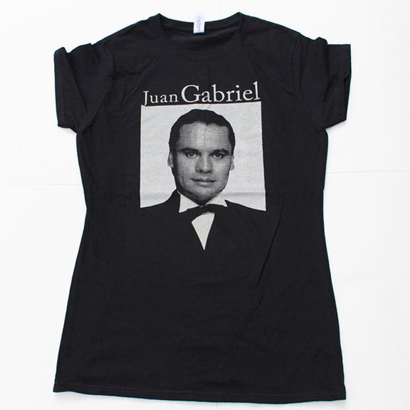 Fotografía de catálogo de la playera negra oficial de Juan Gabriel, mostrando el estampado central en blanco y negro del artista usando un smoking.