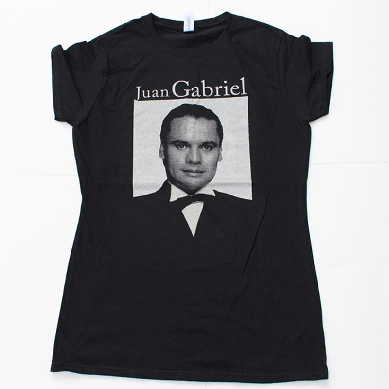 Fotografía de catálogo de la playera negra oficial de Juan Gabriel, mostrando el estampado central en blanco y negro del artista usando un smoking.