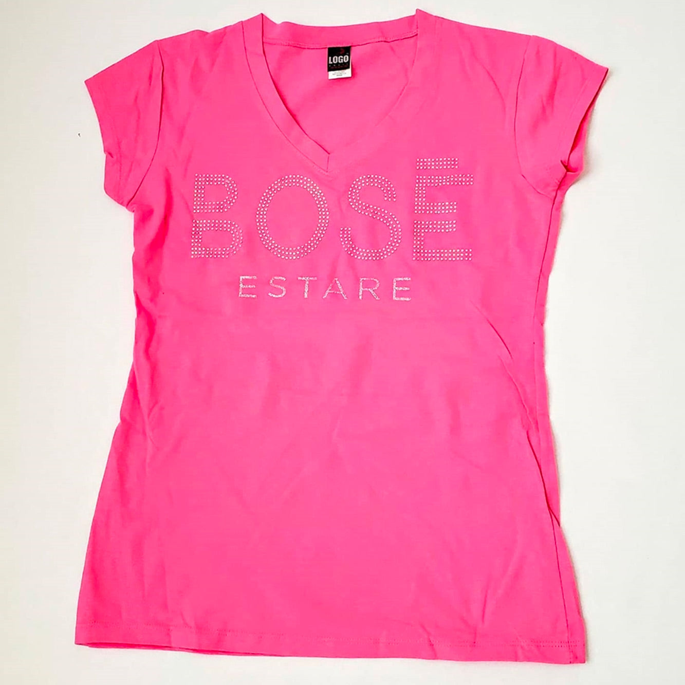 Fotografía de catálogo de la playera rosa oficial de Miguel Bosé con corte para mujer, resaltando el color y el diseño del estampado.