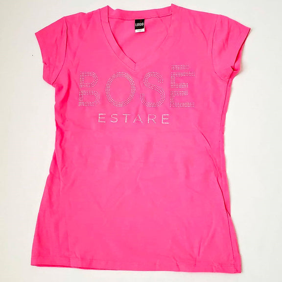 Fotografía de catálogo de la playera rosa oficial de Miguel Bosé con corte para mujer, resaltando el color y el diseño del estampado.
