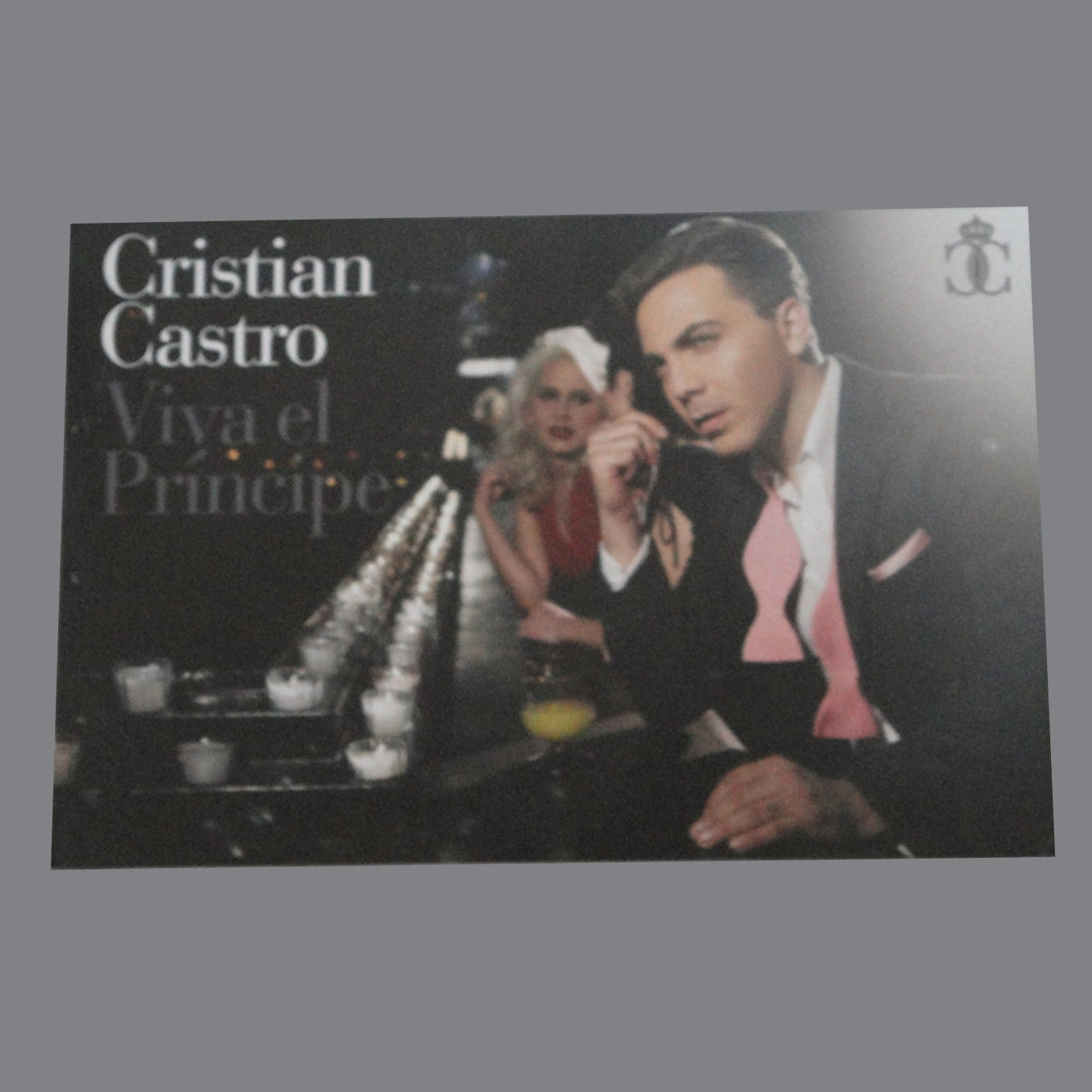 Fotografía del póster oficial de Cristian Castro en formato 12x8, mostrando el diseño artístico completo del Modelo 1.
