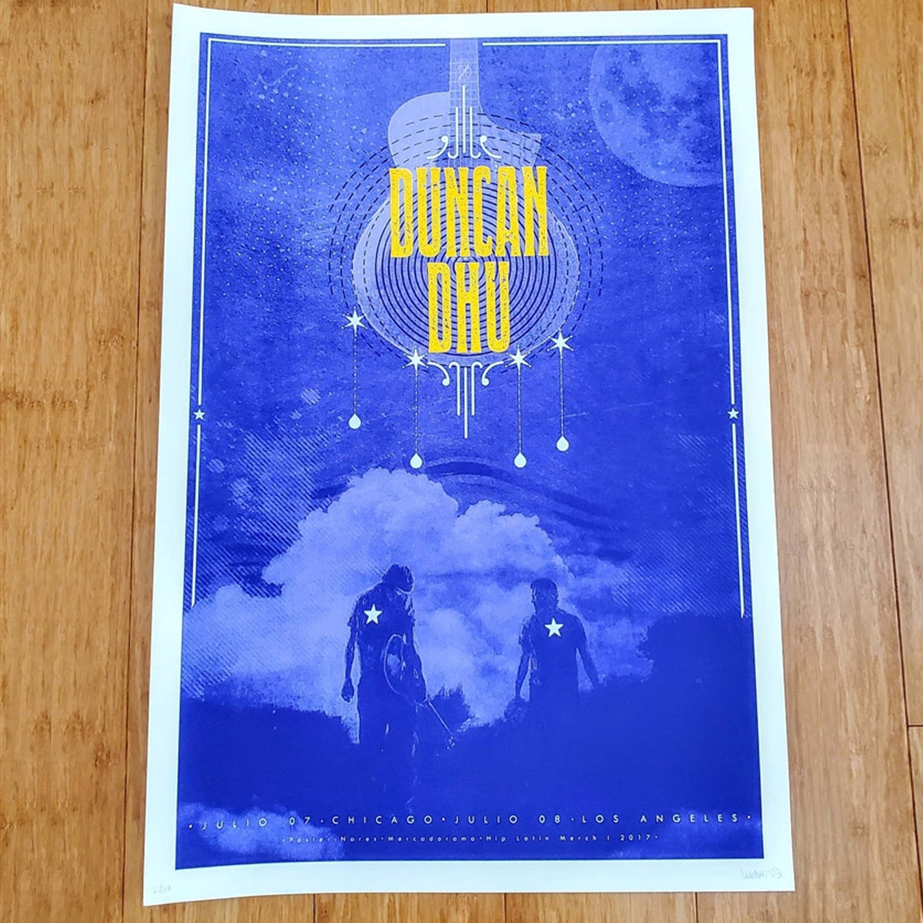 Fotografía del poster oficial en técnica de serigrafía de la gira 2017 de Duncan Dhu por Estados Unidos, mostrando los gráficos y fechas de los conciertos.