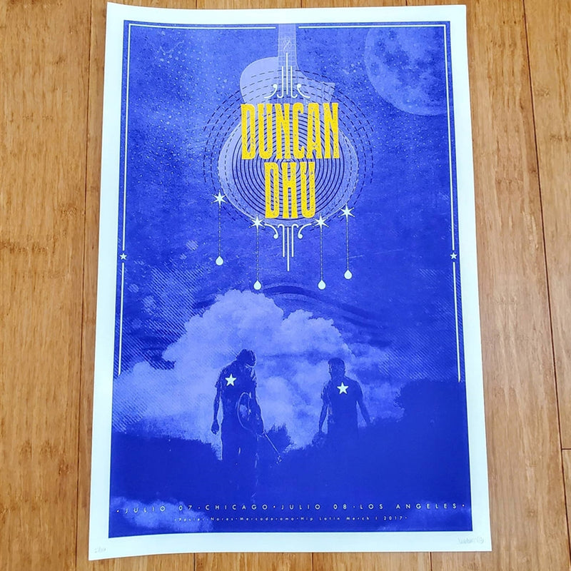 Fotografía del poster oficial en técnica de serigrafía de la gira 2017 de Duncan Dhu por Estados Unidos, mostrando los gráficos y fechas de los conciertos.