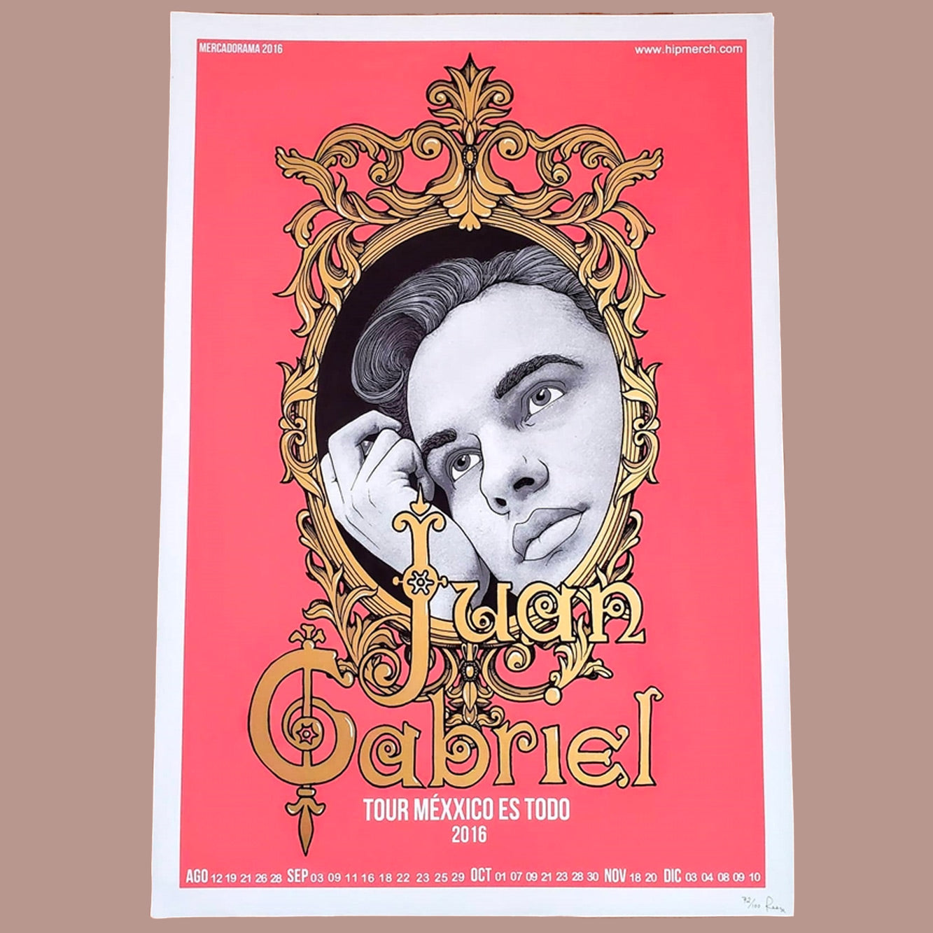 Maqueta digital del póster oficial en serigrafía numerada de la gira de Juan Gabriel por Estados Unidos, exhibido en un marco para resaltar su diseño de colección.