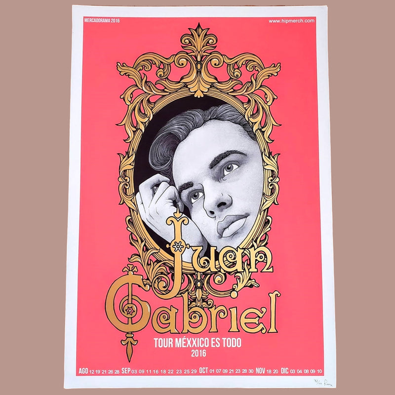 Maqueta digital del póster oficial en serigrafía numerada de la gira de Juan Gabriel por Estados Unidos, exhibido en un marco para resaltar su diseño de colección.