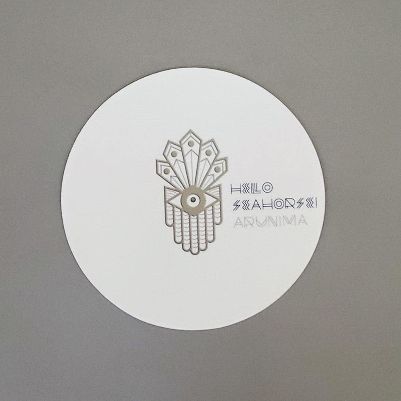 Maqueta digital que muestra el diseño del slipmat oficial de colección inspirado en el álbum Arunima de Hello Seahorse!, detallando el accesorio de fieltro protector para tornamesa.