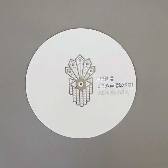Maqueta digital que muestra el diseño del slipmat oficial de colección inspirado en el álbum Arunima de Hello Seahorse!, detallando el accesorio de fieltro protector para tornamesa.