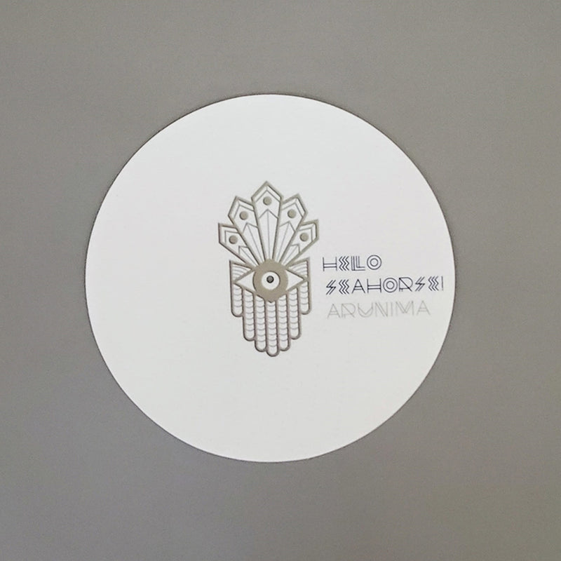Maqueta digital que muestra el diseño del slipmat oficial de colección inspirado en el álbum Arunima de Hello Seahorse!, detallando el accesorio de fieltro protector para tornamesa.