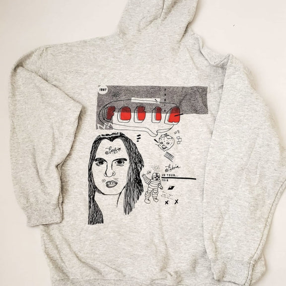 Fotografía de la parte trasera de la sudadera gris de Fobia, destacando el gran gráfico estampado en la espalda con un retrato artístico y detalles en rojo.