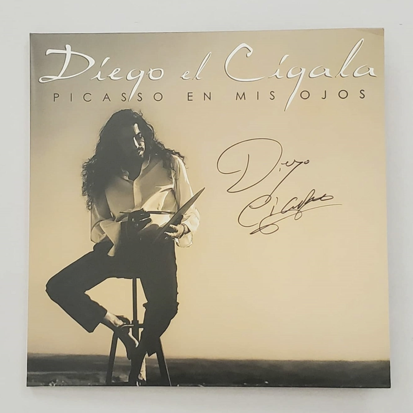 Fotografía del vinilo oficial de Picasso En Mis Ojos de Diego El Cigala, mostrando el empaque original y la firma del artista en la portada.