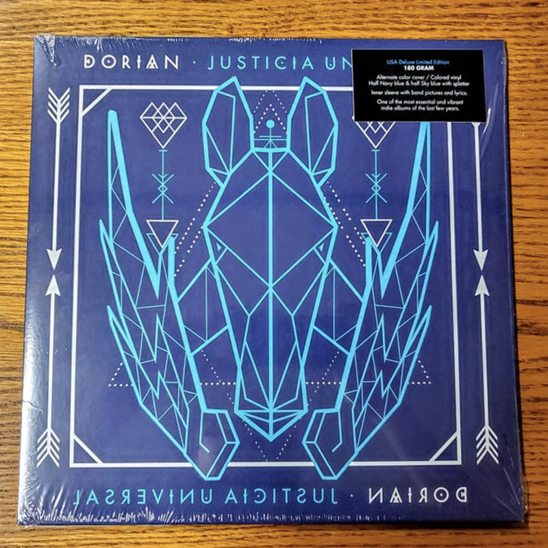 Fotografía de la edición limitada de lujo en vinilo de color del álbum Justicia Universal de Dorian, resaltando su calidad de fabricación.