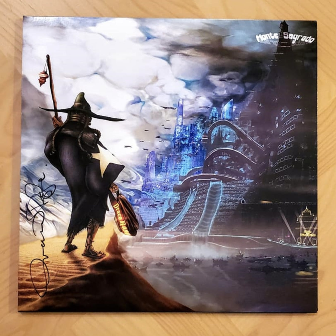 Fotografía del vinilo de color doble (2 LP) de Monte Sagrado de Draco Rosa, mostrando el empaque Gatefold y la firma del artista en la portada.