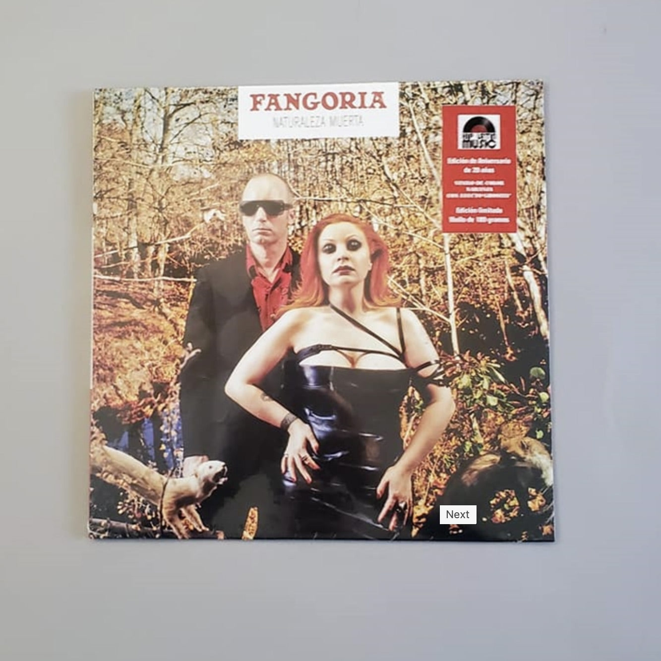 Fotografía del vinilo importado Naturaleza Muerta de Fangoria cerrado en su empaque original con la portada de Alaska y Nacho Canut en el bosque y un sticker rojo.