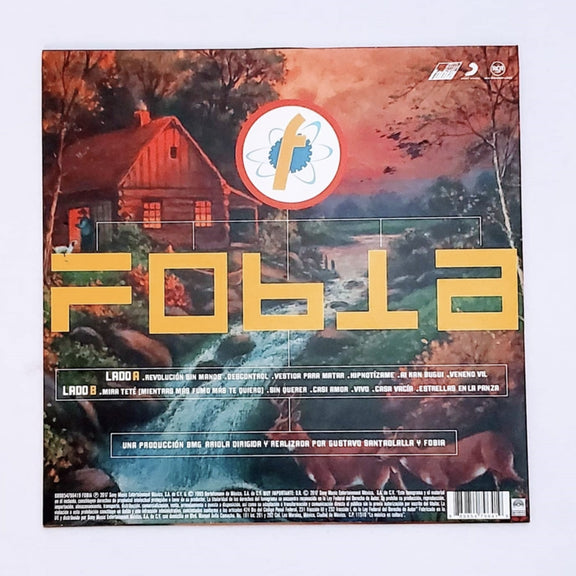 Fotografía de la contraportada de la edición en vinilo de Amor Chiquito, detallando el listado de canciones sobre un fondo ilustrado.