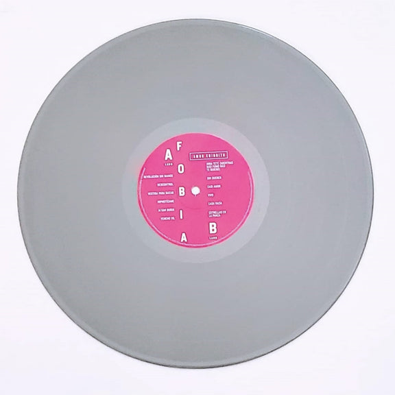 Fotografía del disco de vinilo de color gris claro correspondiente a la edición especial del álbum Amor Chiquito de Fobia con etiqueta central rosa.