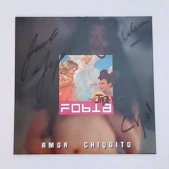 Fotografía de la portada oficial del álbum Amor Chiquito de Fobia con las firmas auténticas hechas a mano por los miembros de la banda.