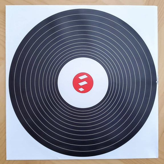 Fotografía del diseño gráfico circular concéntrico en blanco y negro de la funda interior que acompaña al disco.