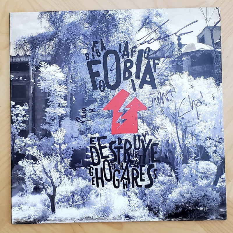 Fotografía de la portada oficial de Destruye Hogares de Fobia con las firmas auténticas hechas a mano por los miembros de la banda.
