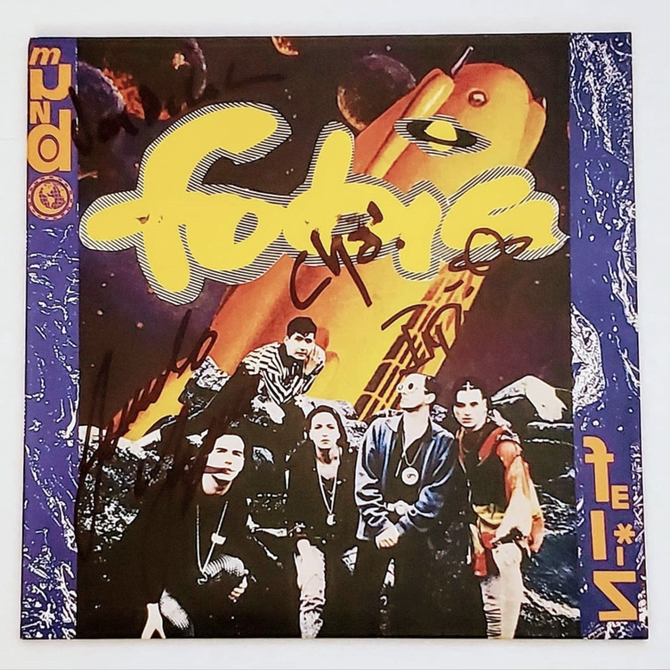 Fotografía de la portada oficial de la reedición del álbum Mundo Feliz de Fobia con las firmas auténticas hechas a mano por los miembros de la banda.
