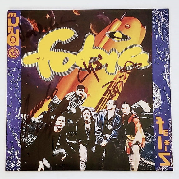 Fotografía de la portada oficial de la reedición del álbum Mundo Feliz de Fobia con las firmas auténticas hechas a mano por los miembros de la banda.