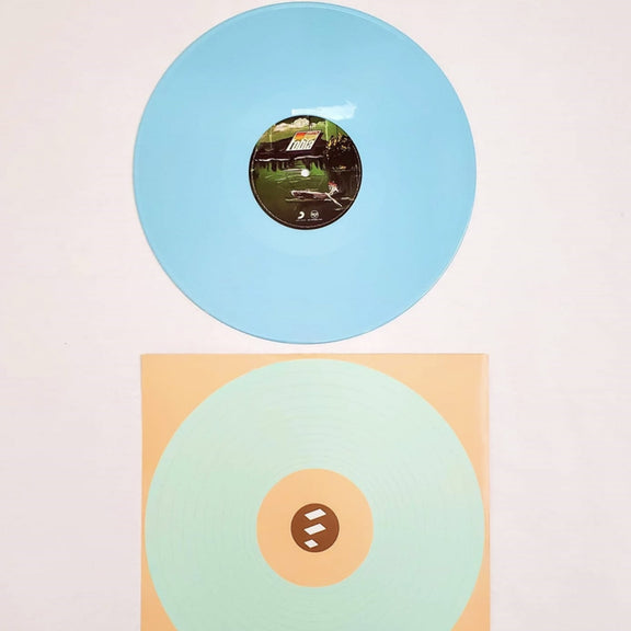 Fotografía completa de la edición doble de Rosa Venus por Fobia, mostrando un disco de vinilo azul pastel y el otro en color verde pastel claro.