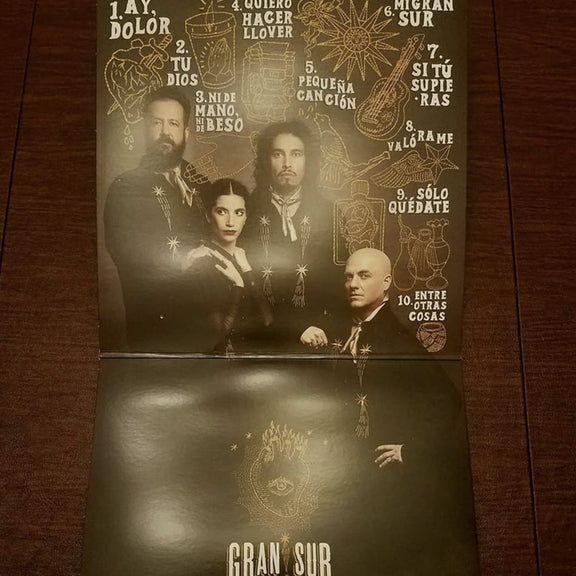 Fotografía detallada de los insertos y tipografía interior de la edición en vinilo del álbum Ay, Dolor de Gran Sur.