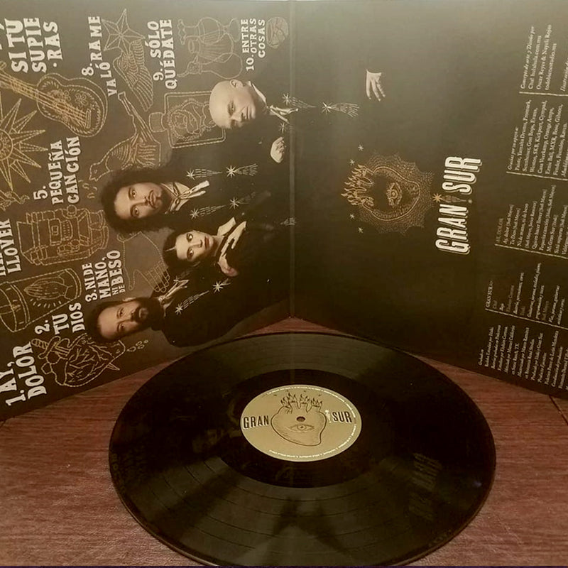 Fotografía del vinilo negro de Gran Sur colocado frente a la funda abierta estilo gatefold, mostrando el arte gráfico de los interiores.