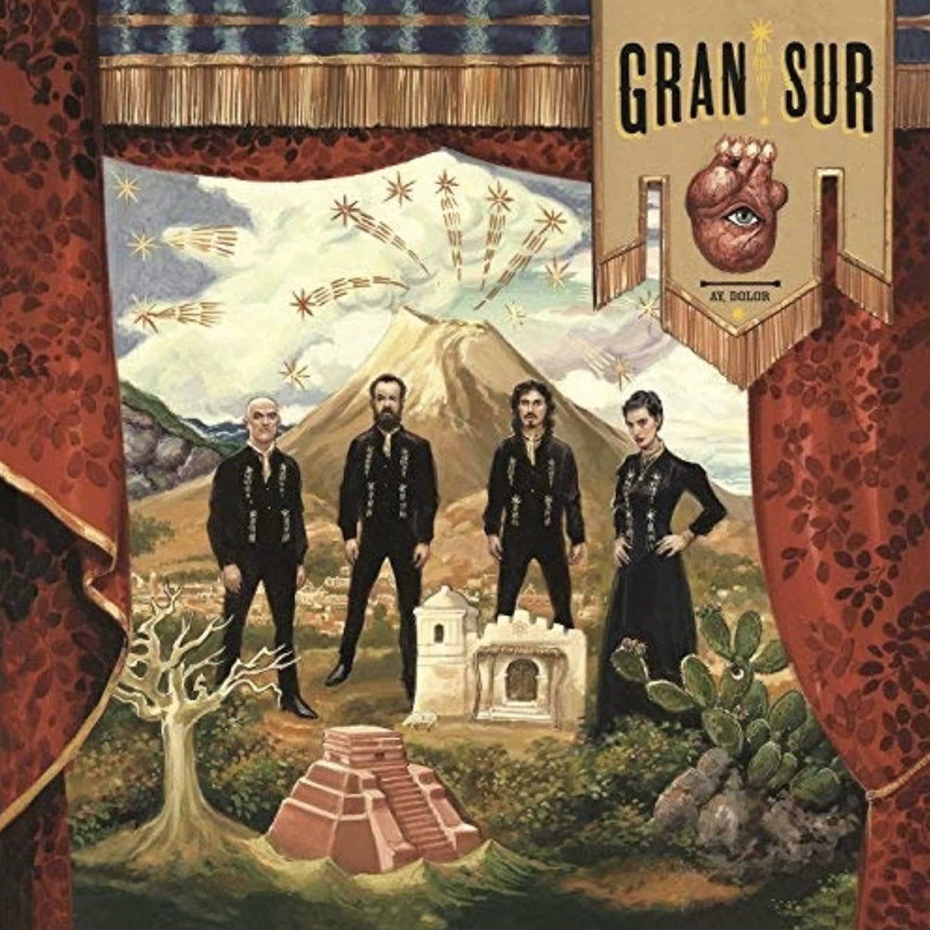 Arte de portada oficial del álbum Ay, Dolor de Gran Sur, ilustrando a los integrantes frente a un paisaje tradicional mexicano enmarcado por cortinas rojas.