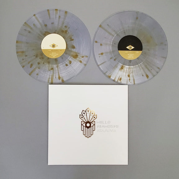 Fotografía de la edición especial del álbum Arunima de Hello Seahorse!, exhibiendo el empaque blanco con el logotipo dorado y los dos discos de vinilo transparente con manchas doradas.