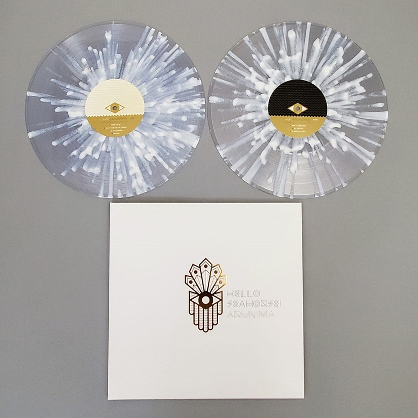 Fotografía de la edición especial del álbum Arunima de Hello Seahorse!, exhibiendo el empaque oficial y los dos discos de vinilo transparente con manchas de color blanco.