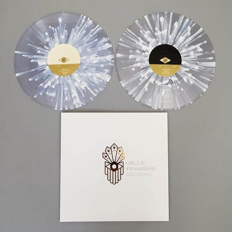 Fotografía de la edición especial del álbum Arunima de Hello Seahorse!, exhibiendo el empaque oficial y los dos discos de vinilo transparente con manchas de color blanco.