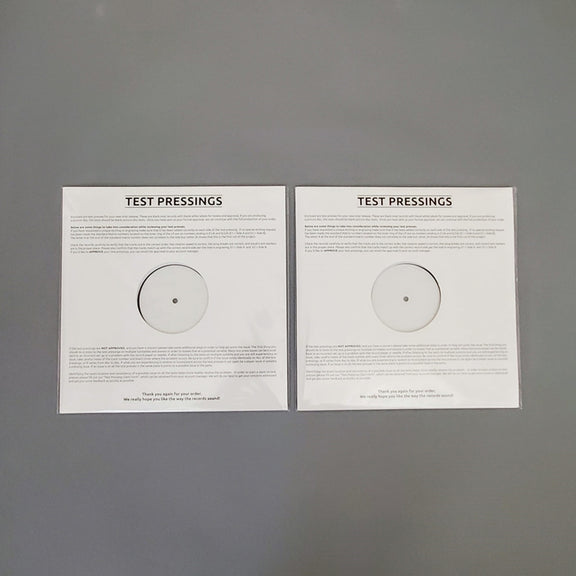 Fotografía de las fundas blancas oficiales de la edición Test Pressing del álbum Arunima de Hello Seahorse!, mostrando los textos impresos de fábrica y las etiquetas del vinilo de prueba.