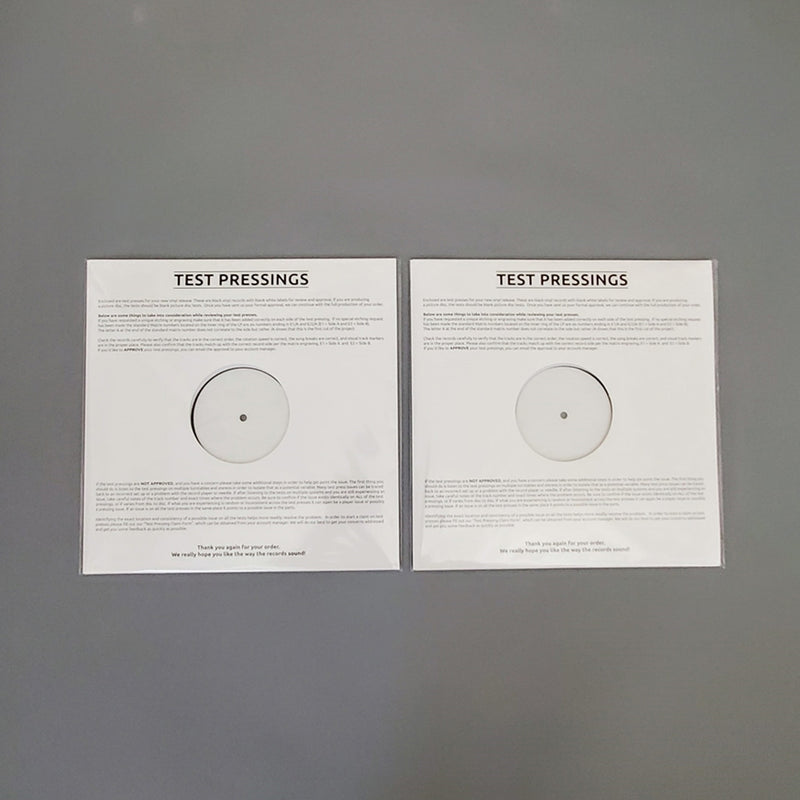 Fotografía de las fundas blancas oficiales de la edición Test Pressing del álbum Arunima de Hello Seahorse!, mostrando los textos impresos de fábrica y las etiquetas del vinilo de prueba.