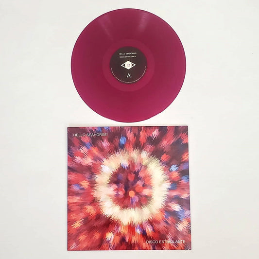 Fotografía de exhibición de la edición limitada de Disco Estimulante por Hello Seahorse!, con el disco de vinilo de color púrpura colocado arriba de la portada oficial.