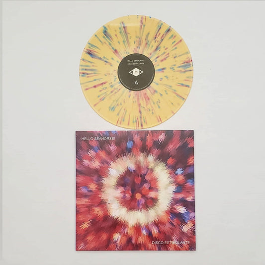 Fotografía de exhibición de la edición limitada de Disco Estimulante por Hello Seahorse!, con el disco de vinilo amarillo con salpicaduras de colores colocado arriba de la portada oficial.