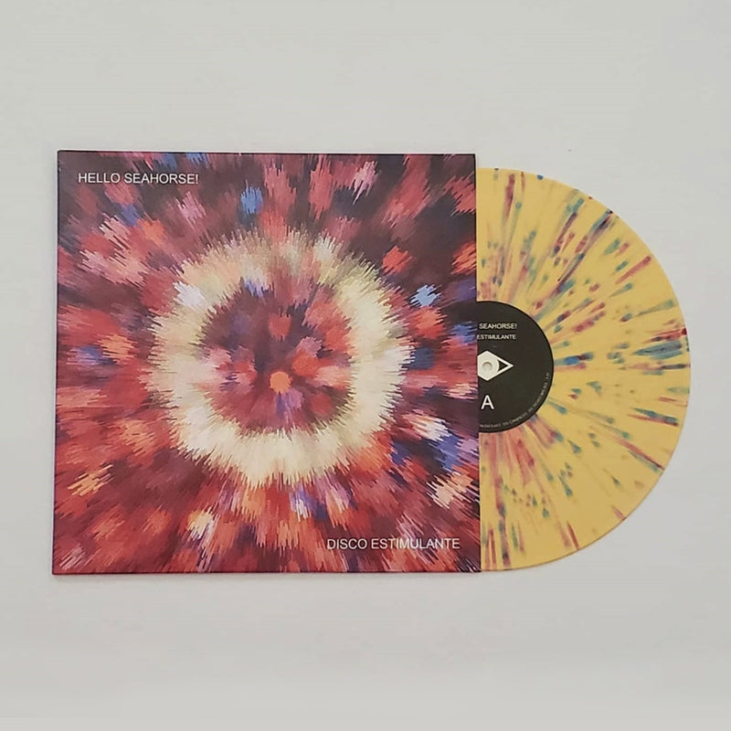Fotografía del álbum Disco Estimulante de Hello Seahorse!, mostrando el empaque con arte abstracto circular y el disco de vinilo amarillo con salpicaduras de colores sobresaliendo de la funda.