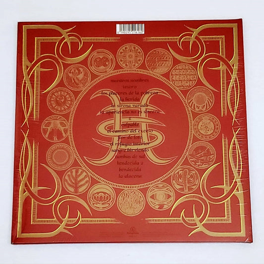 Fotografía de la contraportada del álbum El Espíritu del Vino de Héroes del Silencio en color rojo con ornamentación geométrica dorada y el listado de canciones oficial.