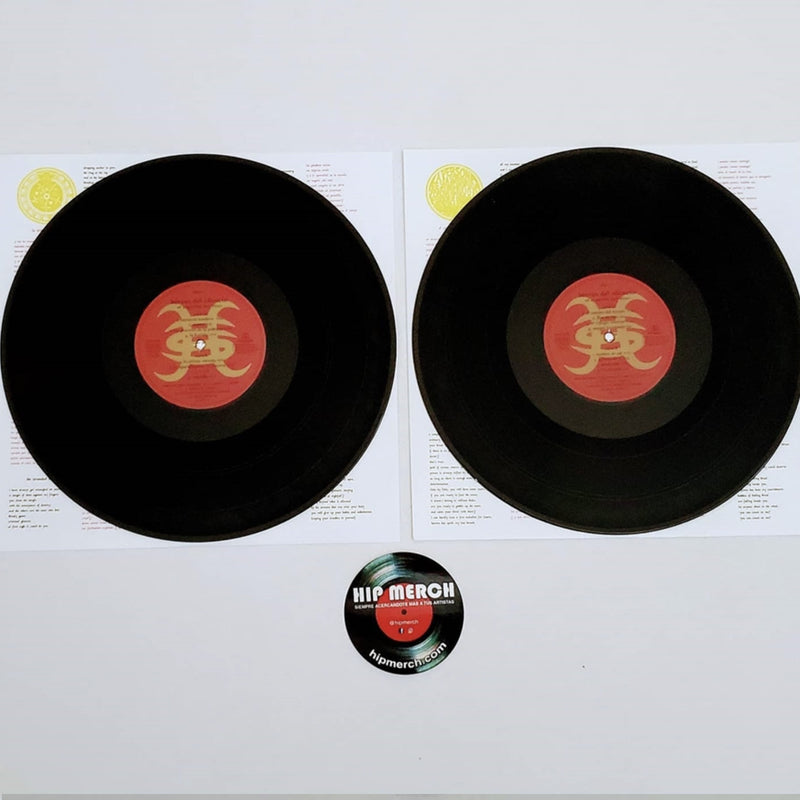 Fotografía que muestra los dos discos de vinilo negro correspondientes a la edición doble LP de colección del álbum El Espíritu del Vino.