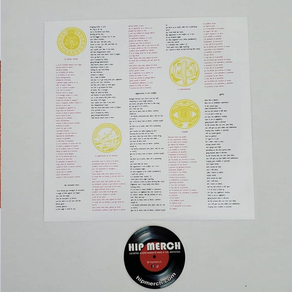 Fotografía del inserto interior de papel blanco que incluye los textos líricos detallados y los símbolos de las canciones del álbum El Espíritu del Vino.