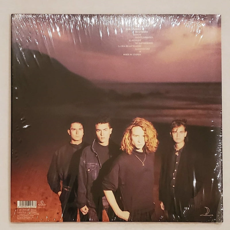 Fotografía en primer plano de la portada del álbum El Mar No Cesa de Héroes del Silencio, con el retrato de los integrantes sobre las rocas de la playa.