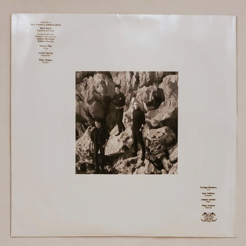 Fotografía de la funda protectora interior de papel blanco que muestra una fotografía cuadrada en blanco y negro de la banda en una zona rocosa.