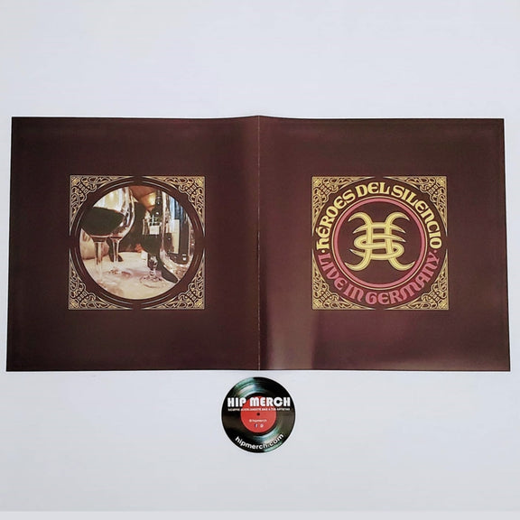 Fotografía de la sección izquierda del empaque desplegable gatefold abierto que muestra el arte circular decorativo con imágenes de los músicos en vivo.