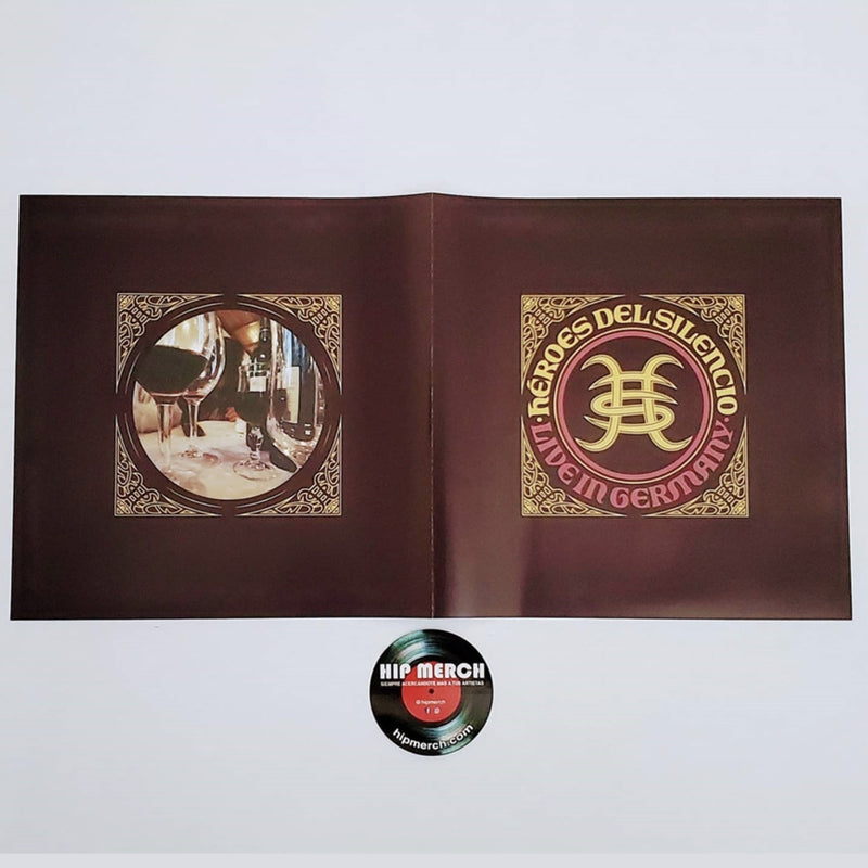 Fotografía de la sección izquierda del empaque desplegable gatefold abierto que muestra el arte circular decorativo con imágenes de los músicos en vivo.
