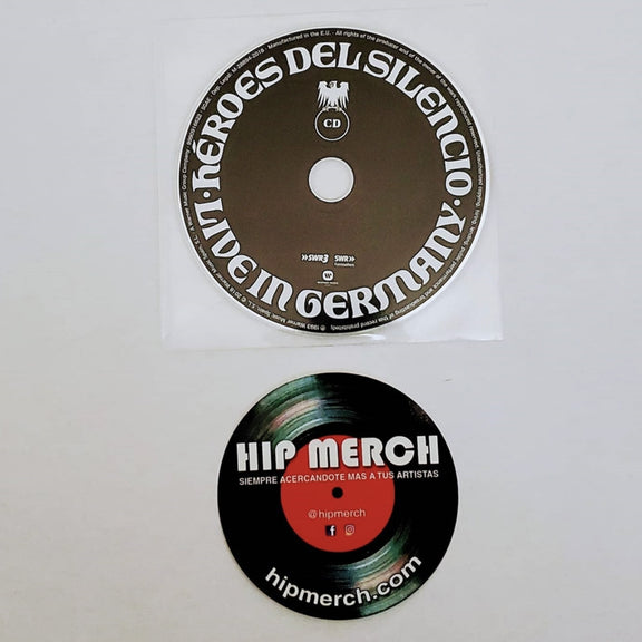 Fotografía del inserto impreso circular de colección que recrea el diseño central de las etiquetas oficiales de los discos de esta edición.