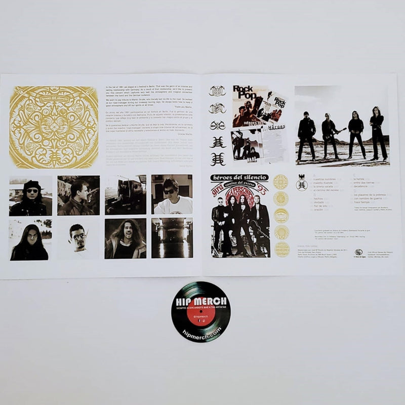 Fotografía del inserto interior de papel que incluye un collage de imágenes de los integrantes durante la gira europea y la información técnica de créditos del álbum.