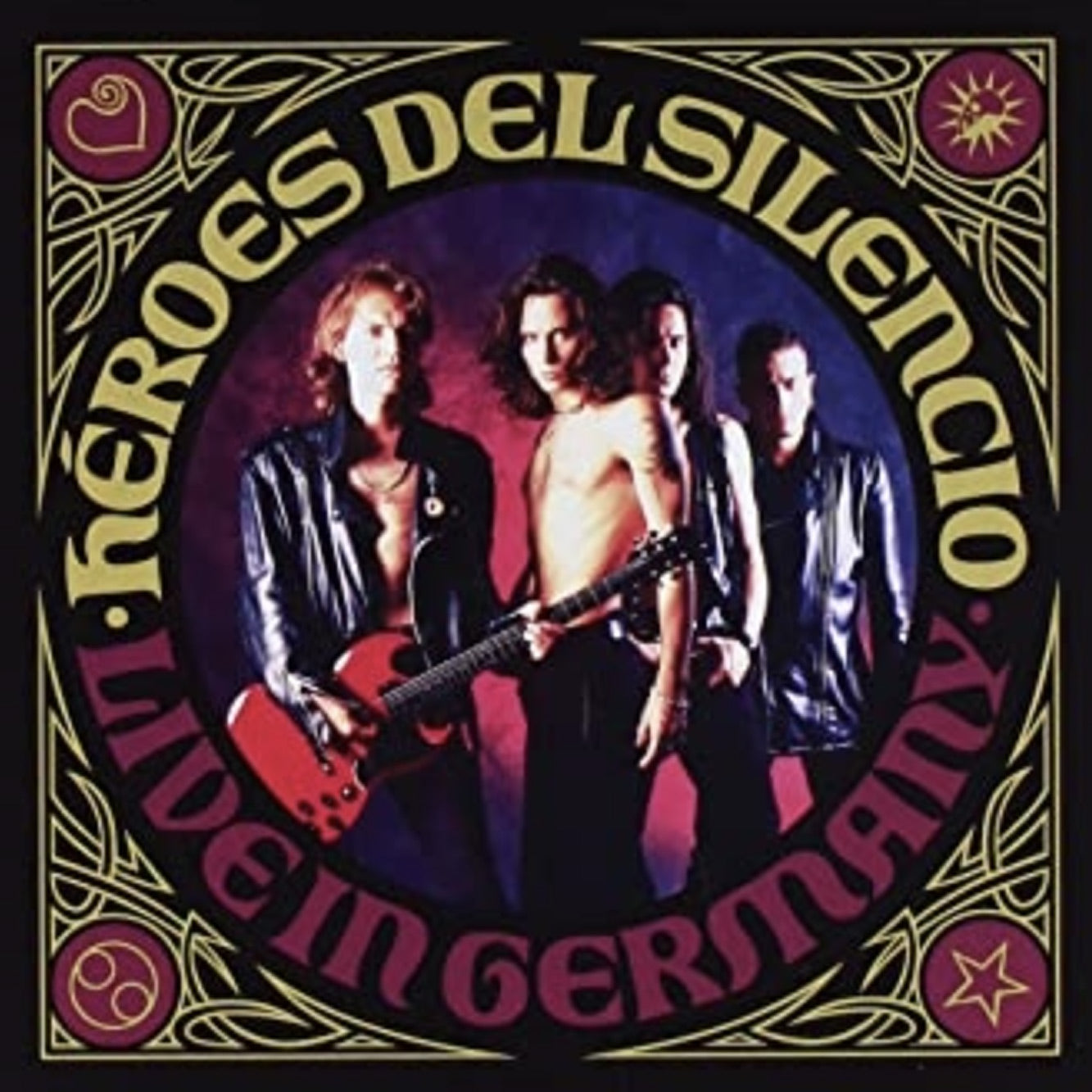 Diseño de la portada oficial del álbum Live In Germany de Héroes del Silencio, destacando el retrato central de los integrantes y los ornamentos tipográficos circulares en verde y oro.