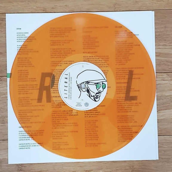 Fotografía que muestra el disco de vinilo de color naranja translúcido correspondiente a la edición limitada del álbum Literal de Juan Luis Guerra 4.40.