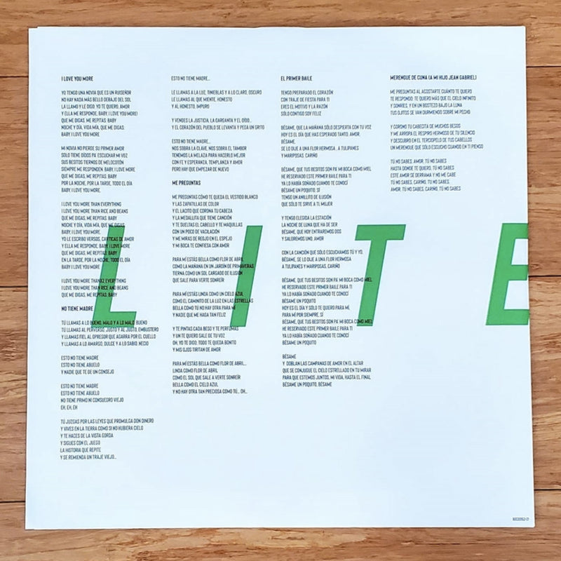 Fotografía de la primera cara del inserto interior impreso del vinilo con las letras de las canciones y la tipografía verde que forma la palabra LITE.
